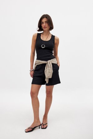 NA-KD Vida shorts i viskos med mellanhög midja - Sommarset - Svart - EU 36