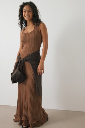 NA-KD Strick-Maxikleid mit Rüschen und Rundhalsausschnitt - Strickkleider - Braun - L