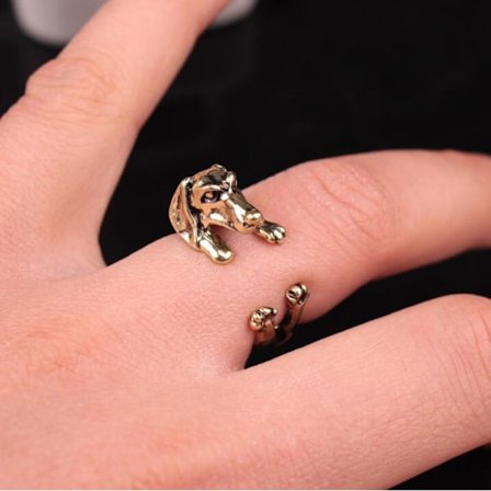 Ring med hund, der krammer finger gravhund sort guld sølv