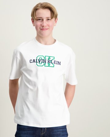 Calvin Klein VARSITY LOGO SS T-SHIRT Vit T-shirts Kille - Kids Brand Store