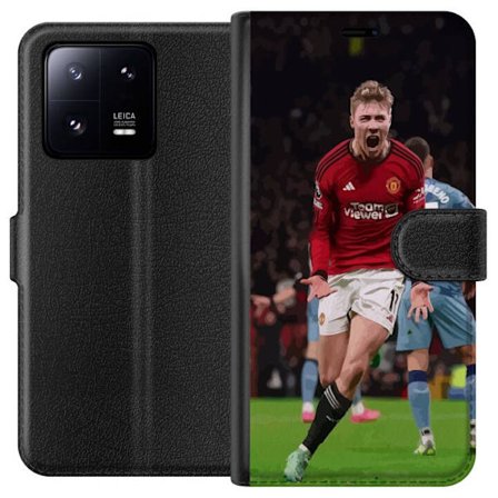 Xiaomi 13 Pro Tegnebogsetui Fodboldspiller i rød trøje fejrer mål, kraftfuldt sportsbillede perfekt til fodboldfans, drama, energi og intense kampe