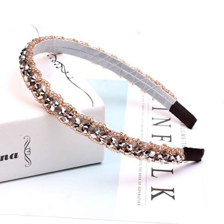 Kaunis tiara, jossa on kirjailtuja helmiä ja strasseja useissa väreissä