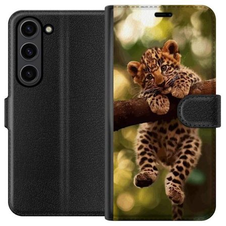 Kompatibel Tegnebogsetui til Samsung Galaxy S24 Leopardunge liggende på gren med store øjne blød pels varm jungle følelse og naturinspireret legen