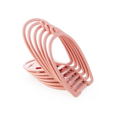 Muovista valmistettu seinälle kiinnitettävä huiviteline, helppo asentaa ja käyttää oville