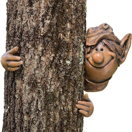 Havefigur af Polyresin i Form af en Havealfe, der Klemmer et Træ - Havepynt til Hjemmet
