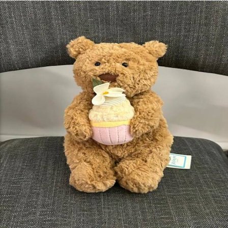 Jellycat Shanghai Eksklusiv Kramme Tærtebjørn – Plys i Begrænset Udgave