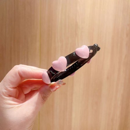 Flickor sommar hår klipp hår kort stort ljusrosa hjärta