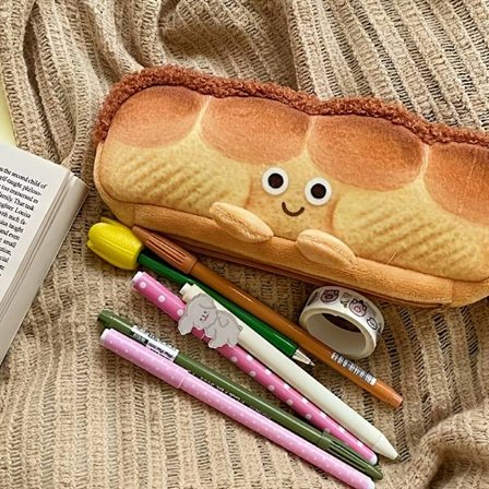 Pencil Case designet som et brød, med farverig tegneseriestil