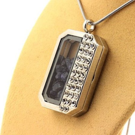 Stenar och mineraler. Rå safir halsband. Modell med halv rektangel.