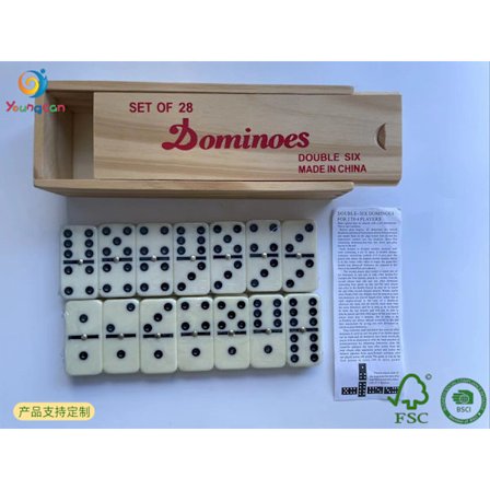 Dominoer i tre / -Domino spill varm hvit