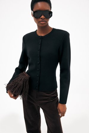 NA-KD Stickad kofta med axelvadd - Koftor & Cardigans - Svart - L