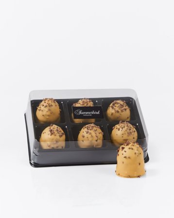 En flødebolle, hvor den saftige marcipan, den lette karamelmarengs og den gyldne Amber Classic-chokolade mødes i en fuldendt balance