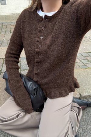 NA-KD - Strikket cardigan i ullblanding med volanger - Cardigan - Brun - L