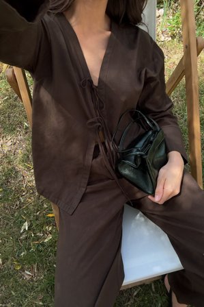 NA-KD - Bluse i linblanding med knytedetaljer - Bluser - Brun - EU 40