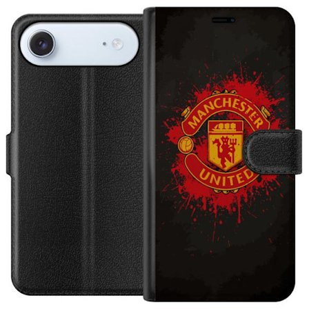 Yhteensopiva Lompakkokotelo Apple Apple iPhone 17 Air Manchester United logo punaisella ja keltaisella värillä, raikas urheilullinen tausta