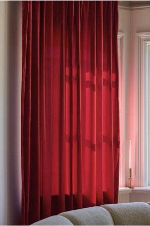 Jotex - Fløyelsgardin 1-lengde Ekstra Bred Mørk rød - SAVANNAH - Kjøp Fløyelsgardiner hos Jotex