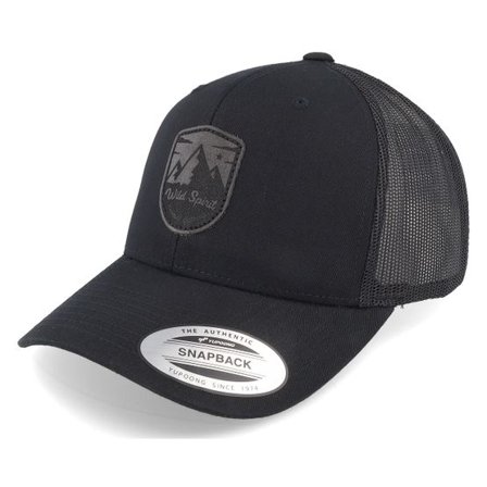 Wild Spirit - Svart trucker Keps - Shield Peak Retro Black Trucker @ Hatstore