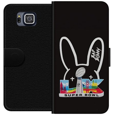 Kompatibel Tegnebogsetui til Samsung Galaxy Alpha Bad Bunny portræt med åben skjorte, tatoveringer og krøllet hår i stilfuld modefotografering