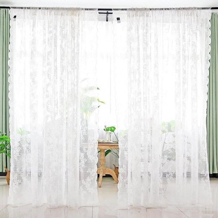 Hvit blondegardin med blomsterbroderi, voilegardin med stanglommer KLB