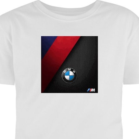 T-Shirt Abstrakt BMW-inspirert design med diagonale fargefelt i blått, rødt og svart mot perforert metallstruktur med sportslig følelse