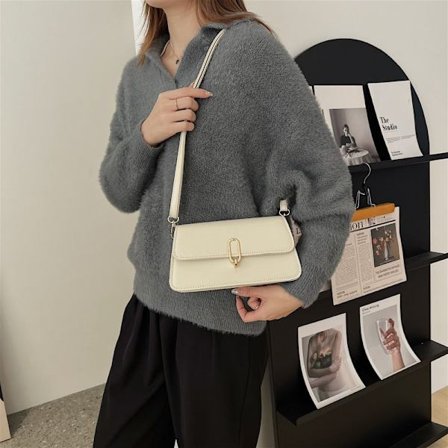 Damväska med en axelrem, liten fyrkantig väska