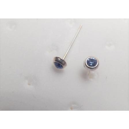 1 N spiercing i silver med infattade 2mm. lavendel kristall