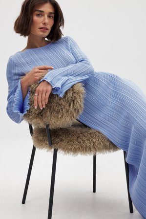 NA-KD Strick-Maxikleid mit Rüschen und Rundhalsausschnitt - Langärmlige Maxikleider - Blau - M (EU 38-40)