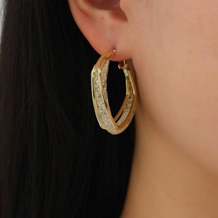 Neliönmuotoiset kultaiset geometriset korvakorut, liioiteltu ilme