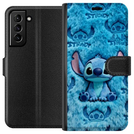 Samsung Galaxy S21+ 5G Plånboksfodral Stitch sitter på fluffigt blått mönster med sitt ansikte och öron upprepade som textur, vilket skapar ett s