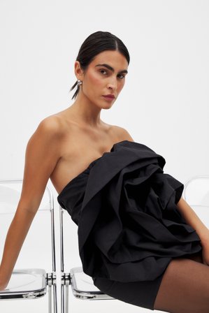 NA-KD ART - Big Rose Mini Dress - Stroppeløs kjoler - Svart - EU 38