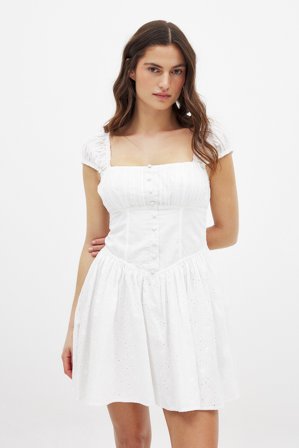 Moa Mattsson x NA-KD - Minikjole med anglaise og vide skjørt - Vårkjoler - Hvit - EU 38