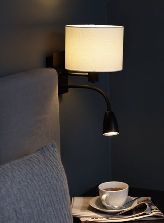 Saga vegglampe med arm - matt sort