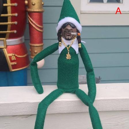 Jultomtedocka Spionerar På En Böjd Jultomtedocka Heminredning