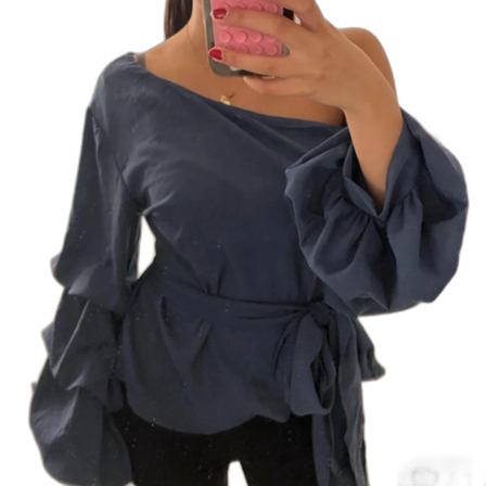 Mörkblå offshoulder blus med volangärm