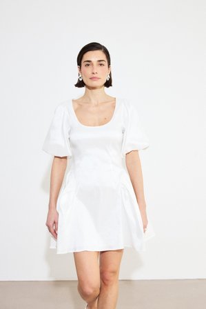 NA-KD - Minikjole med puffermer og rysjedetaljer - Kjole med puffede armer - Offwhite - EU 34