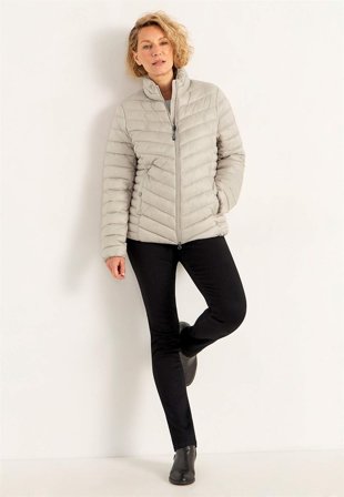 Cellbes of Sweden - Praktisk, stilfuld letvægtsjakke i beige til damer i størrelse 50/52