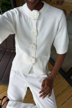 NA-KD kurzärmeliger Strick-Cardigan mit Blumenmuster - Cardigans - OffWeiß - XS (EU 32)