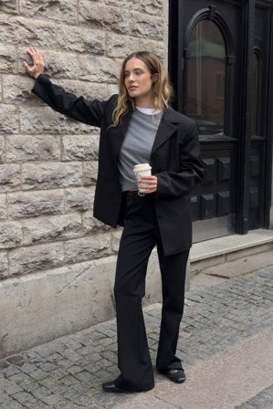 Cecilie Haugaard x NA-KD Utsvängda byxor med mellanhög midja - Utsvängda byxor - Svart - EU 34