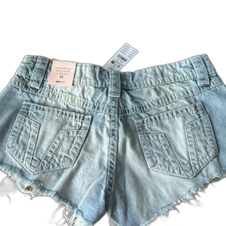 Ljusblåa jeansshorts från Gina Tricot