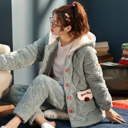 Dampyjamas med tre lager tjock plysch på vintern för att hålla värmen