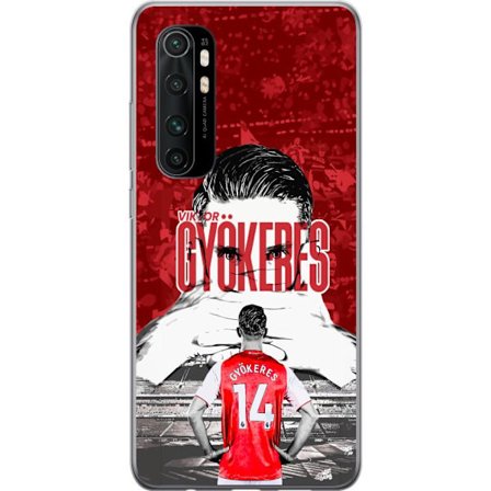 Yhteensopiva Puhelinkuori Xiaomi Mi Note 10 Lite Punainen dramaattinen kollaasikuva, jossa esiintyy Viktor Gyökeresin muotokuva ja pelaajia takaapäin