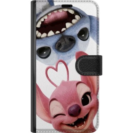 Motorola Moto G24 Plånboksfodral Lekfulla Stitch och Angel i närbild med stora skratt och hjärtformade detaljer som skapar en charmig och kärleksf