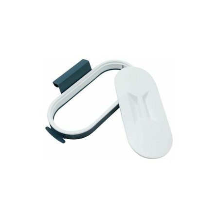 Soportare sospese per la spazzatura - Un portaborse di plastica viene utilizzato sopra l'armadio per raccogliere i rifiuti della cucina e mantenere la