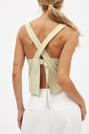 NA-KD tailliertes Oberteil mit offenem Rücken - Anzugwesten - Grün - EU 42