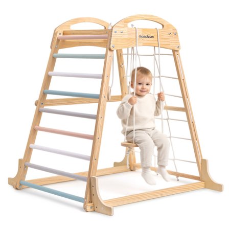 Inomhus lekplats i trä med gunga, ringar och klätternät