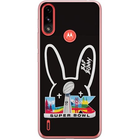 Kompatibelt Mobildeksel til Motorola Moto E7 Power Bad Bunny portrett med åpen skjorte, tatoveringer og krøllete hår i stilfull motefotografering