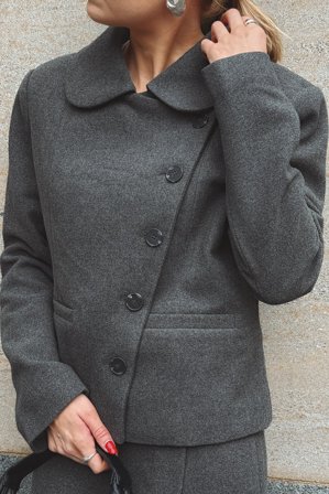 Lydia Tomlinson x NA-KD Veste courte boutonnée asymétrique - Tenue de bureau - Gris - EU 36