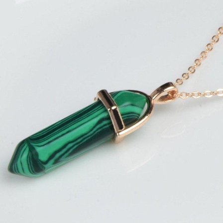 Halsband i Guld Färg med Grönmelerad Natursten i form av en Hexagon