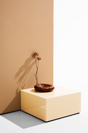 Pastill - Pop bord i farvet glas 60x60 cm - Beige - Sofaborde - Fra Homeroom