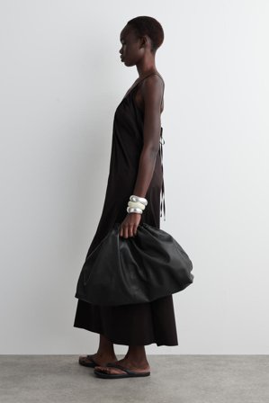 COS Femme Robe Longue Froncée Col En V in Marron